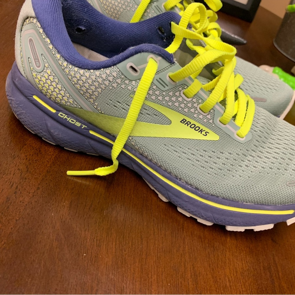 Women’s ghost brooks size 7